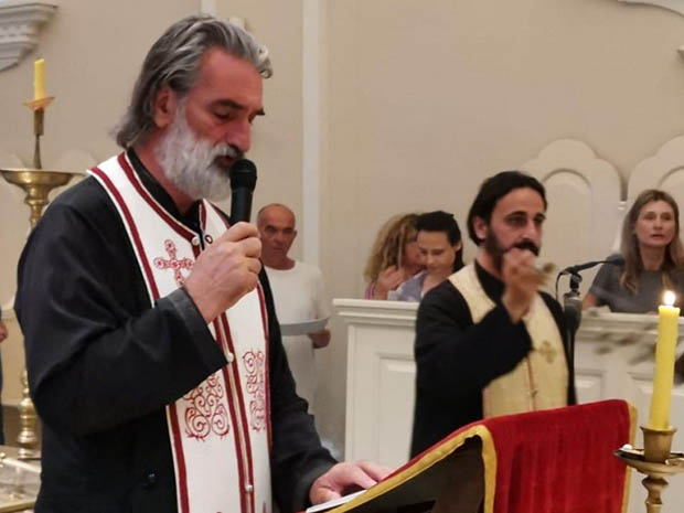 Протојереј Никола одржао молебан на Топлој: Не тражите од нас свештеника да се спустимо на земљу, наша црква је небеска и наша храна је божанска